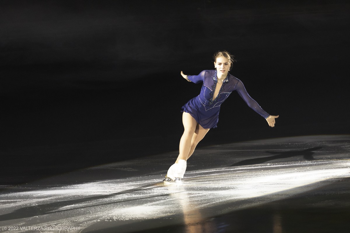 _G5A3622.jpg - 01/11/2022. Torino. Questo spettacolo, in prima mondiale, ha lâ€™obbiettivo di unire sport, arte e musica dal vivo , al Palavela la pista olimpica del ghiaccio diventa una grande tavolozza su cui il video mapping disegna le opere di gustave klimt mentre le note di unâ€™orchestra live, condotta da Edvin Marton col suo violino stradivari accompagnano danza e acrobazie di stelle internazionali del pattinaggio artistico nonchÃ© lâ€™esibizione degli acrobati di art du cirue. Nella foto Angelina Kucvalska