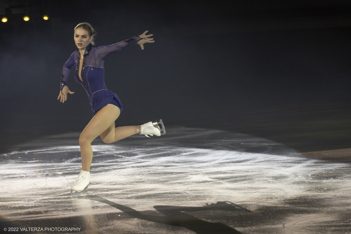 _G5A3656.jpg - 01/11/2022. Torino. Questo spettacolo, in prima mondiale, ha lâ€™obbiettivo di unire sport, arte e musica dal vivo , al Palavela la pista olimpica del ghiaccio diventa una grande tavolozza su cui il video mapping disegna le opere di gustave klimt mentre le note di unâ€™orchestra live, condotta da Edvin Marton col suo violino stradivari accompagnano danza e acrobazie di stelle internazionali del pattinaggio artistico nonchÃ© lâ€™esibizione degli acrobati di art du cirue. Nella foto Angelina Kucvalska