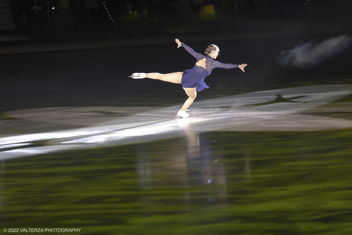 _G5A3720.jpg - 01/11/2022. Torino. Questo spettacolo, in prima mondiale, ha lâ€™obbiettivo di unire sport, arte e musica dal vivo , al Palavela la pista olimpica del ghiaccio diventa una grande tavolozza su cui il video mapping disegna le opere di gustave klimt mentre le note di unâ€™orchestra live, condotta da Edvin Marton col suo violino stradivari accompagnano danza e acrobazie di stelle internazionali del pattinaggio artistico nonchÃ© lâ€™esibizione degli acrobati di art du cirue. Nella foto Angelina Kucvalska