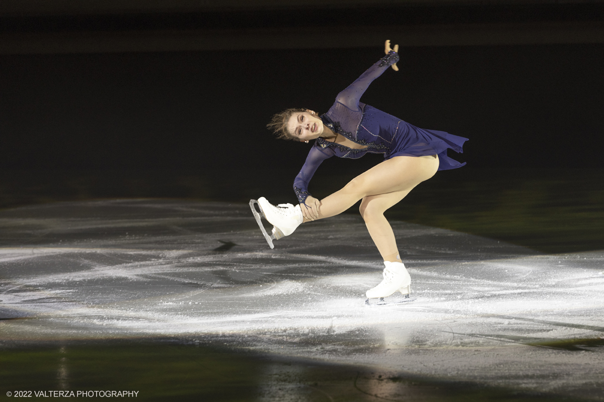 _G5A4093.jpg - 01/11/2022. Torino. Questo spettacolo, in prima mondiale, ha lâ€™obbiettivo di unire sport, arte e musica dal vivo , al Palavela la pista olimpica del ghiaccio diventa una grande tavolozza su cui il video mapping disegna le opere di gustave klimt mentre le note di unâ€™orchestra live, condotta da Edvin Marton col suo violino stradivari accompagnano danza e acrobazie di stelle internazionali del pattinaggio artistico nonchÃ© lâ€™esibizione degli acrobati di art du cirue. Nella foto Angelina Kucvalska