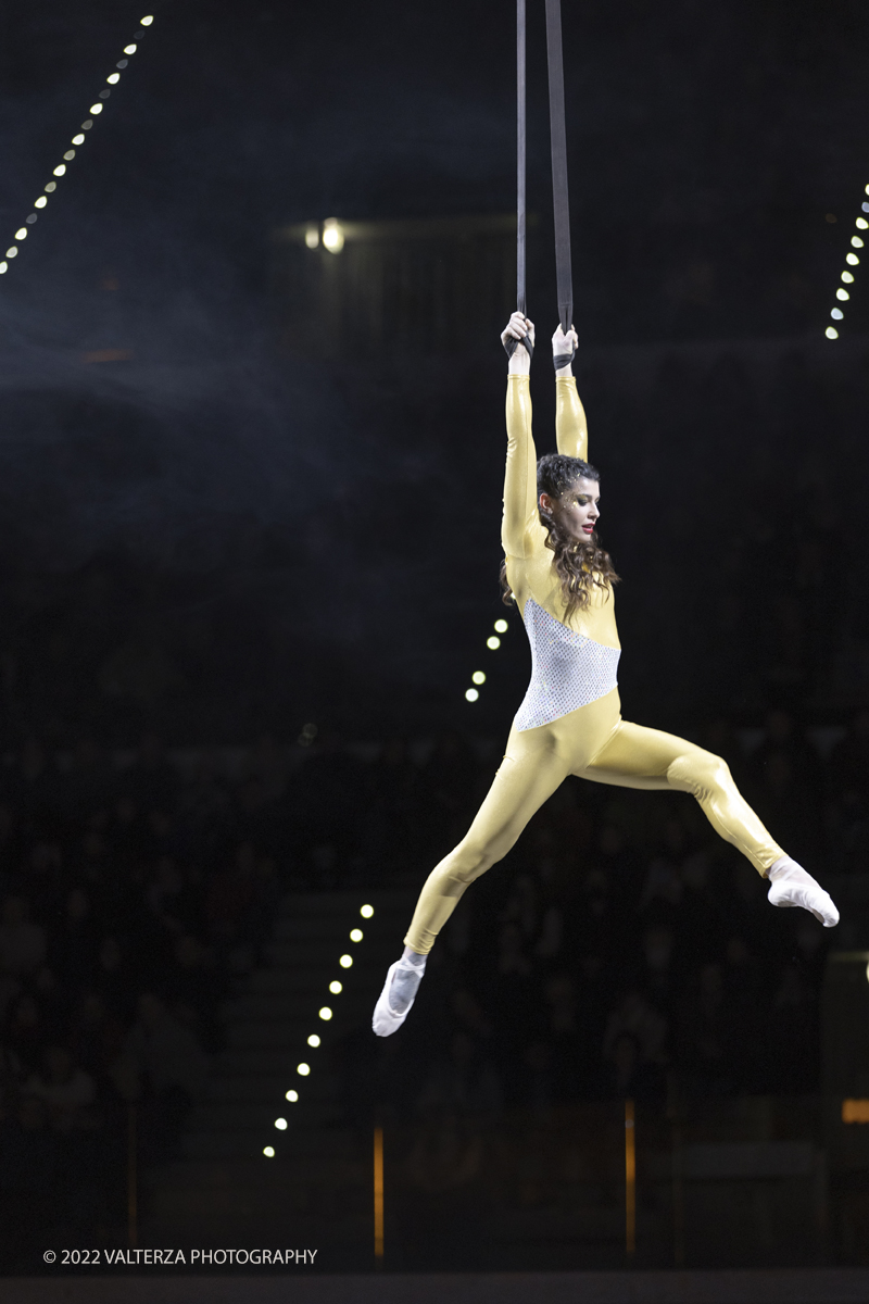 _G5A4905.jpg - 01/11/2022. Torino. Questo spettacolo, in prima mondiale, ha lâ€™obbiettivo di unire sport, arte e musica dal vivo , al Palavela la pista olimpica del ghiaccio diventa una grande tavolozza su cui il video mapping disegna le opere di gustave klimt mentre le note di unâ€™orchestra live, condotta da Edvin Marton col suo violino stradivari accompagnano danza e acrobazie di stelle internazionali del pattinaggio artistico nonchÃ© lâ€™esibizione degli acrobati di art du cirue. Nella foto artistia del gruppo internazionale Cirko Vertigo