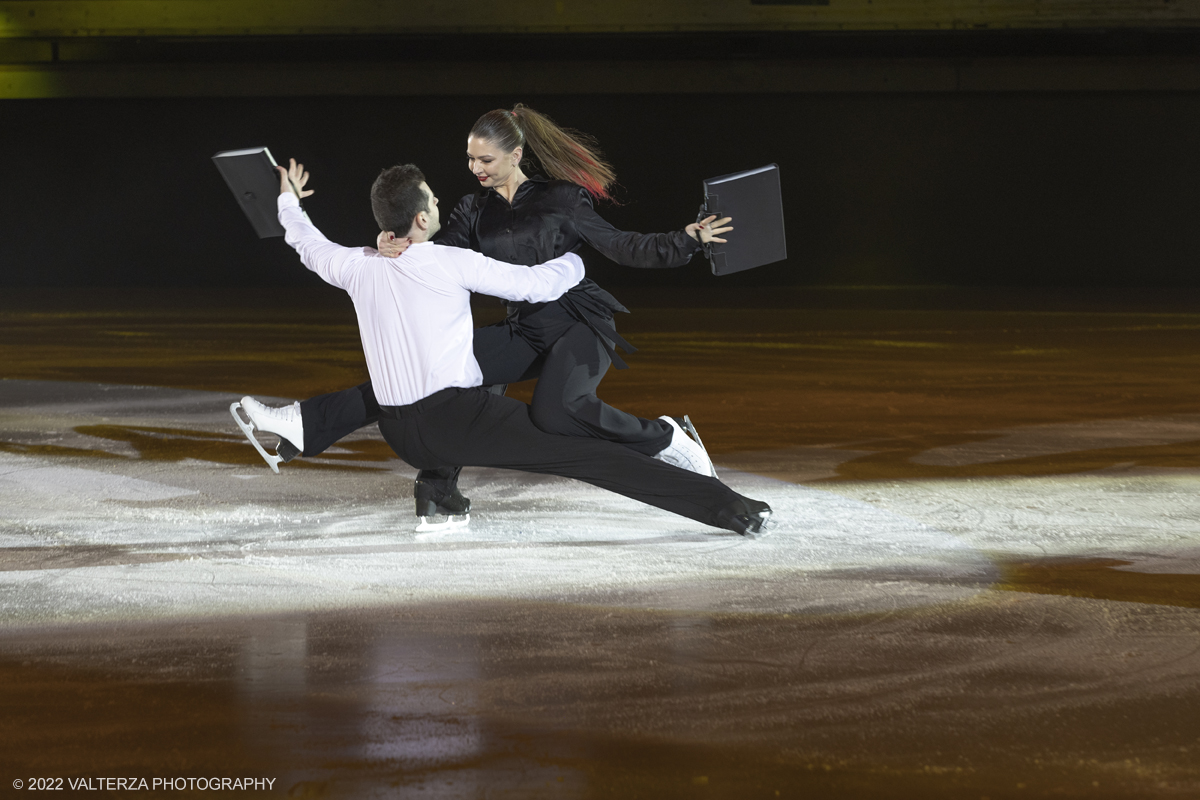 _G5A5046.jpg - 01/11/2022. Torino. Questo spettacolo, in prima mondiale, ha lâ€™obbiettivo di unire sport, arte e musica dal vivo , al Palavela la pista olimpica del ghiaccio diventa una grande tavolozza su cui il video mapping disegna le opere di gustave klimt mentre le note di unâ€™orchestra live, condotta da Edvin Marton col suo violino stradivari accompagnano danza e acrobazie di stelle internazionali del pattinaggio artistico nonchÃ© lâ€™esibizione degli acrobati di art du cirue. Nella foto Alexandra Nazarova e Maxim Nikitin