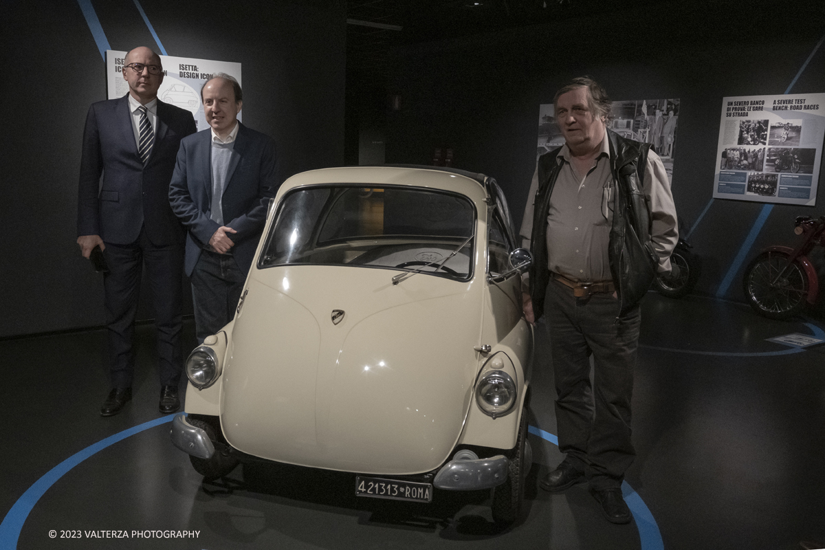 _DSF7346.jpg - 28/03/2023. Torino.  Una mostra per riscoprire la straordinaria vicenda industriale di Iso Rivolta, marchio oggi spesso dimenticato che testimonia lâ€™ingegno italiano nella storia dellâ€™automobile e del car design, recentemente rilanciato dalla nipote del fondatore. Nella foto Iso Isetta 1954 con il curatore Flavio Campetti ed il collezionista Kim Torben Seizer