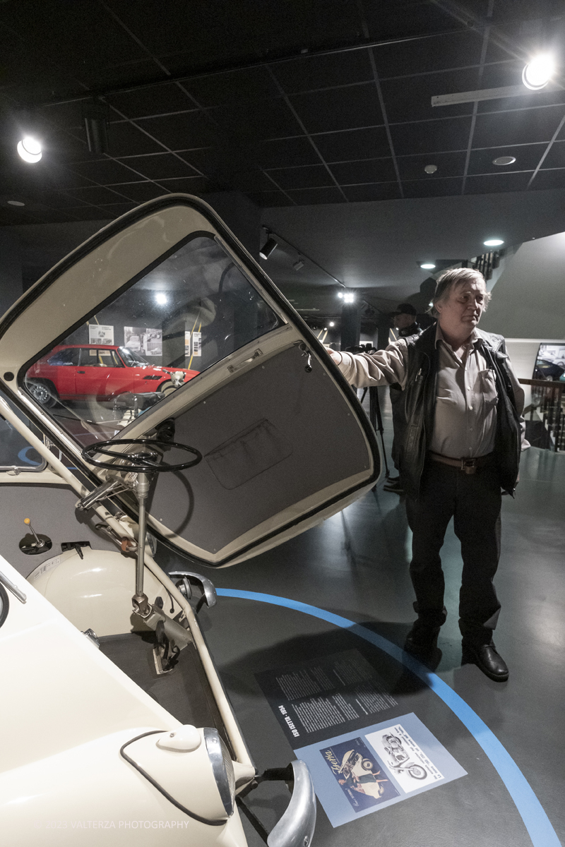 _DSF7361.jpg - 28/03/2023. Torino.  Una mostra per riscoprire la straordinaria vicenda industriale di Iso Rivolta, marchio oggi spesso dimenticato che testimonia lâ€™ingegno italiano nella storia dellâ€™automobile e del car design, recentemente rilanciato dalla nipote del fondatore. Nella foto Iso Isetta 1954 con il collezionista tedesco Kim Torben Seizer