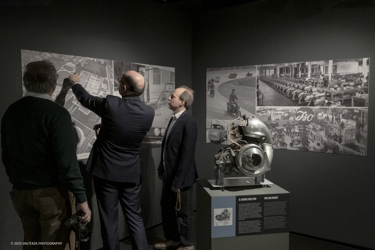 _DSF7370.jpg - 28/03/2023. Torino.  Una mostra per riscoprire la straordinaria vicenda industriale di Iso Rivolta, marchio oggi spesso dimenticato che testimonia lâ€™ingegno italiano nella storia dellâ€™automobile e del car design, recentemente rilanciato dalla nipote del fondatore. Nella foto in visita alla mostra
