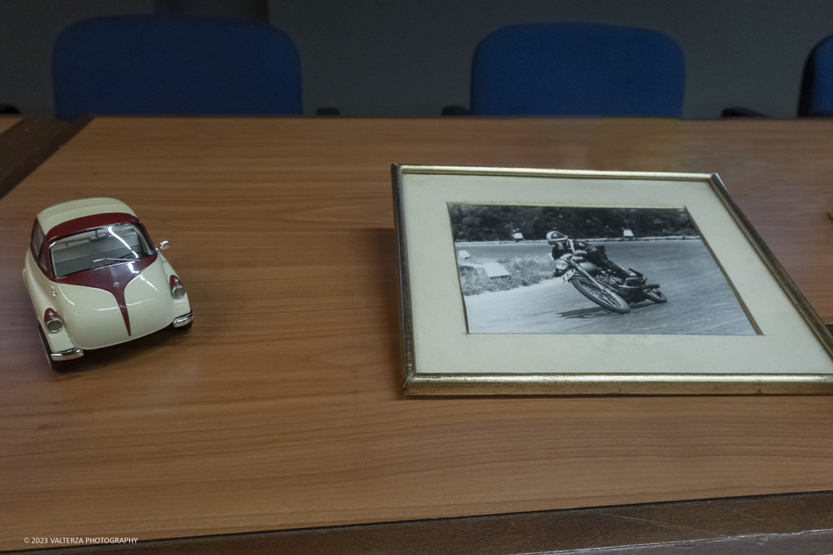 _DSF7414.jpg - 28/03/2023. Torino.  Una mostra per riscoprire la straordinaria vicenda industriale di Iso Rivolta, marchio oggi spesso dimenticato che testimonia lâ€™ingegno italiano nella storia dellâ€™automobile e del car design, recentemente rilanciato dalla nipote del fondatore. Nella foto ricordi portati in conferenza dal curatore Campetti