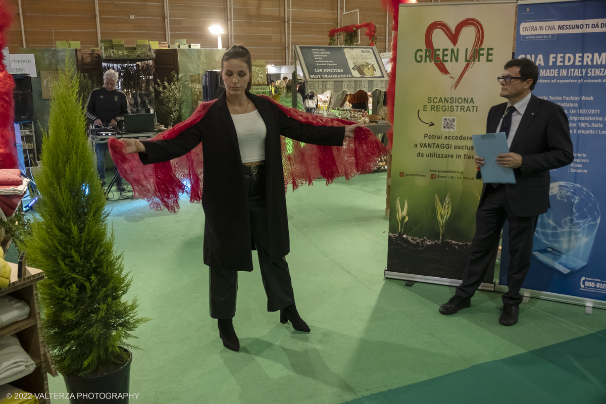 _DSF8322.jpg - 5/06/2022. Torino.La moda bella e sostenibile del CNA . Le creazioni di  Valeria Bondarenko sfilano nello spazio Green Life di Expocasa