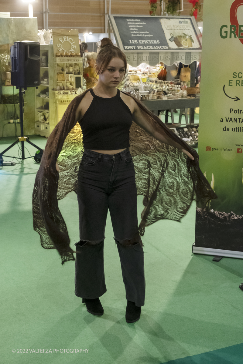 _DSF8338.jpg - 5/06/2022. Torino. La moda bella e sostenibile del CNA .Le creazioni di  Valeria Bondarenko sfilano nello spazio Green Life di Expocasa