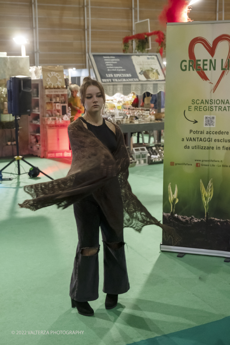 _DSF8343.jpg - 5/06/2022. Torino. La moda bella e sostenibile del CNA .Le creazioni di  Valeria Bondarenko sfilano nello spazio Green Life di Expocasa