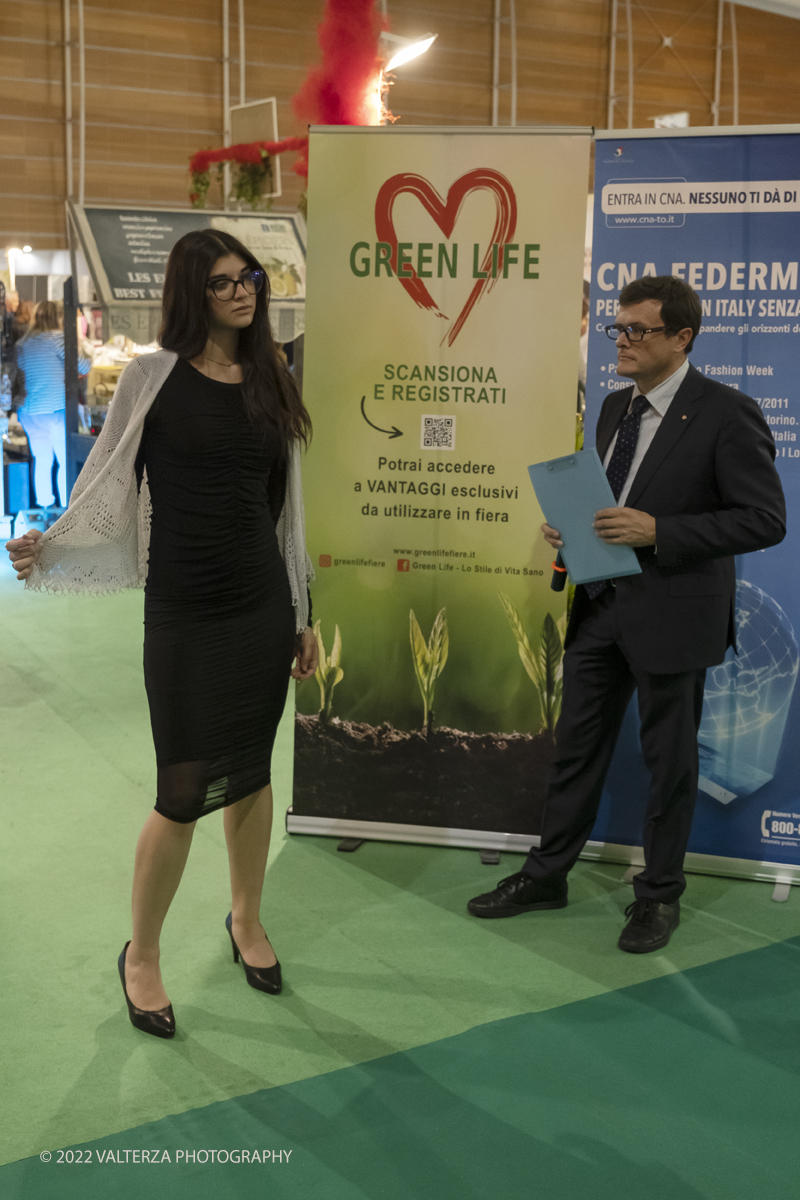 _DSF8404.jpg - 5/06/2022. Torino. La moda bella e sostenibile del CNA .Le creazioni di  Valeria Bondarenko sfilano nello spazio Green Life di Expocasa