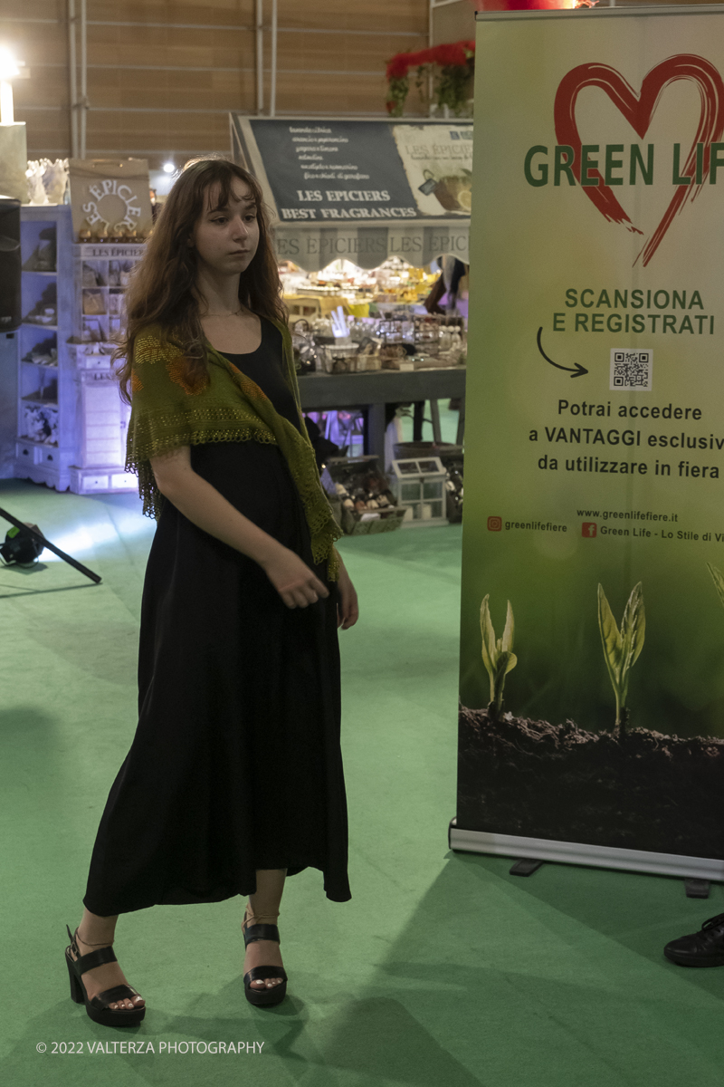 _DSF8421.jpg - 5/06/2022. Torino. La moda bella e sostenibile del CNA .Le creazioni di  Valeria Bondarenko sfilano nello spazio Green Life di Expocasa