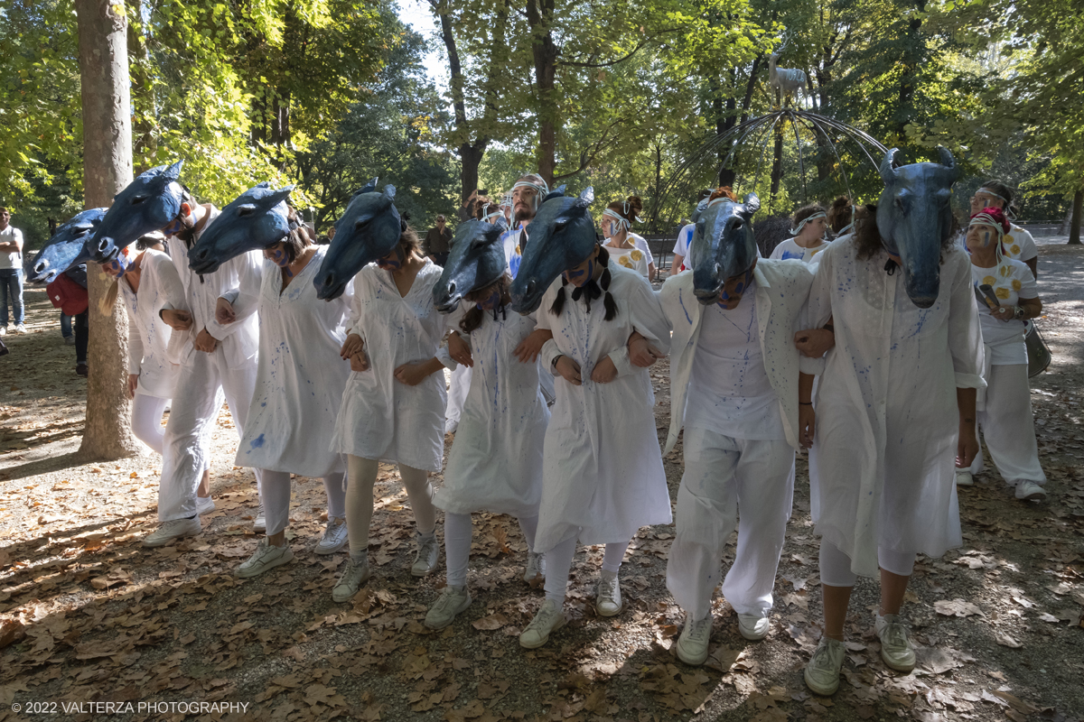 DSCF7982.jpg - 02/10/2022. Torino. Una grande inaugurazione della 29Â° edizione di Incanti â€“ Rassegna Internazionale di Teatro di Figura un giocoso Saturnale animale, a partire dallâ€™immagine di Marco Cavallo, omaggio a Giuliano Scabia. Simbolo della libertÃ  e della chiusura dei manicomi, il progetto Marco Cavallo nacque nel manicomio di Trieste, nel 1973, sotto le direttive di Franco Basaglia. Nella foto un momento dell'evento svoltosi nei giardini reali e nella piazzetta reale