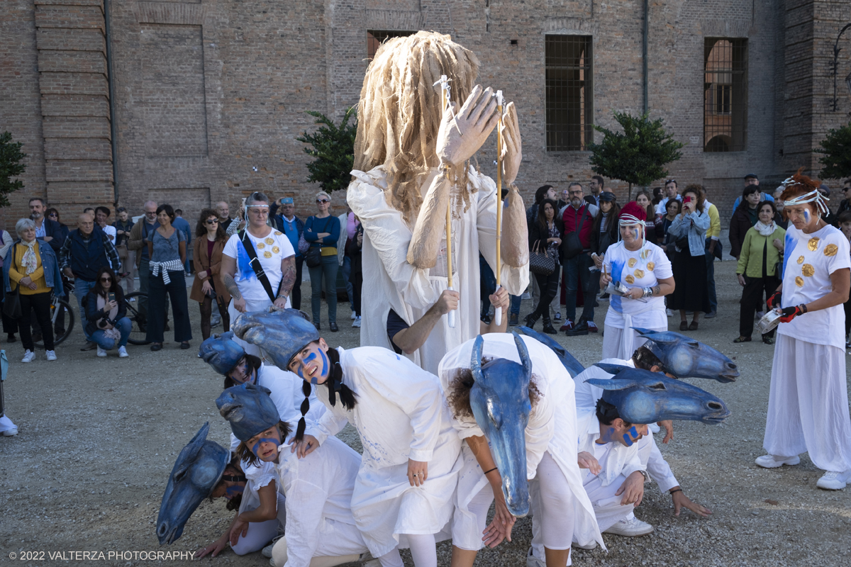 DSCF8136.jpg - 02/10/2022. Torino. Una grande inaugurazione della 29Â° edizione di Incanti â€“ Rassegna Internazionale di Teatro di Figura un giocoso Saturnale animale, a partire dallâ€™immagine di Marco Cavallo, omaggio a Giuliano Scabia. Simbolo della libertÃ  e della chiusura dei manicomi, il progetto Marco Cavallo nacque nel manicomio di Trieste, nel 1973, sotto le direttive di Franco Basaglia. Nella foto un momento dell'evento svoltosi nei giardini reali e nella piazzetta reale