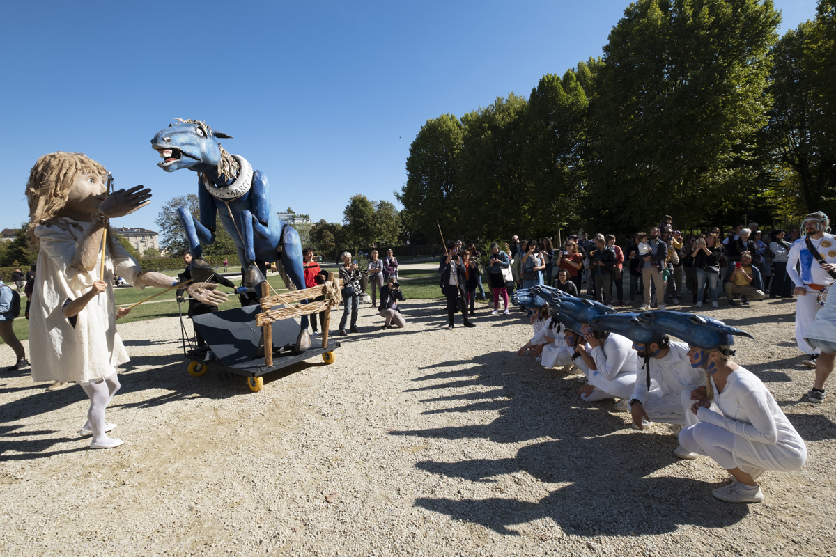 DSCF8201.jpg - 02/10/2022. Torino. Una grande inaugurazione della 29Â° edizione di Incanti â€“ Rassegna Internazionale di Teatro di Figura un giocoso Saturnale animale, a partire dallâ€™immagine di Marco Cavallo, omaggio a Giuliano Scabia. Simbolo della libertÃ  e della chiusura dei manicomi, il progetto Marco Cavallo nacque nel manicomio di Trieste, nel 1973, sotto le direttive di Franco Basaglia. Nella foto un momento dell'evento svoltosi nei giardini reali e nella piazzetta reale