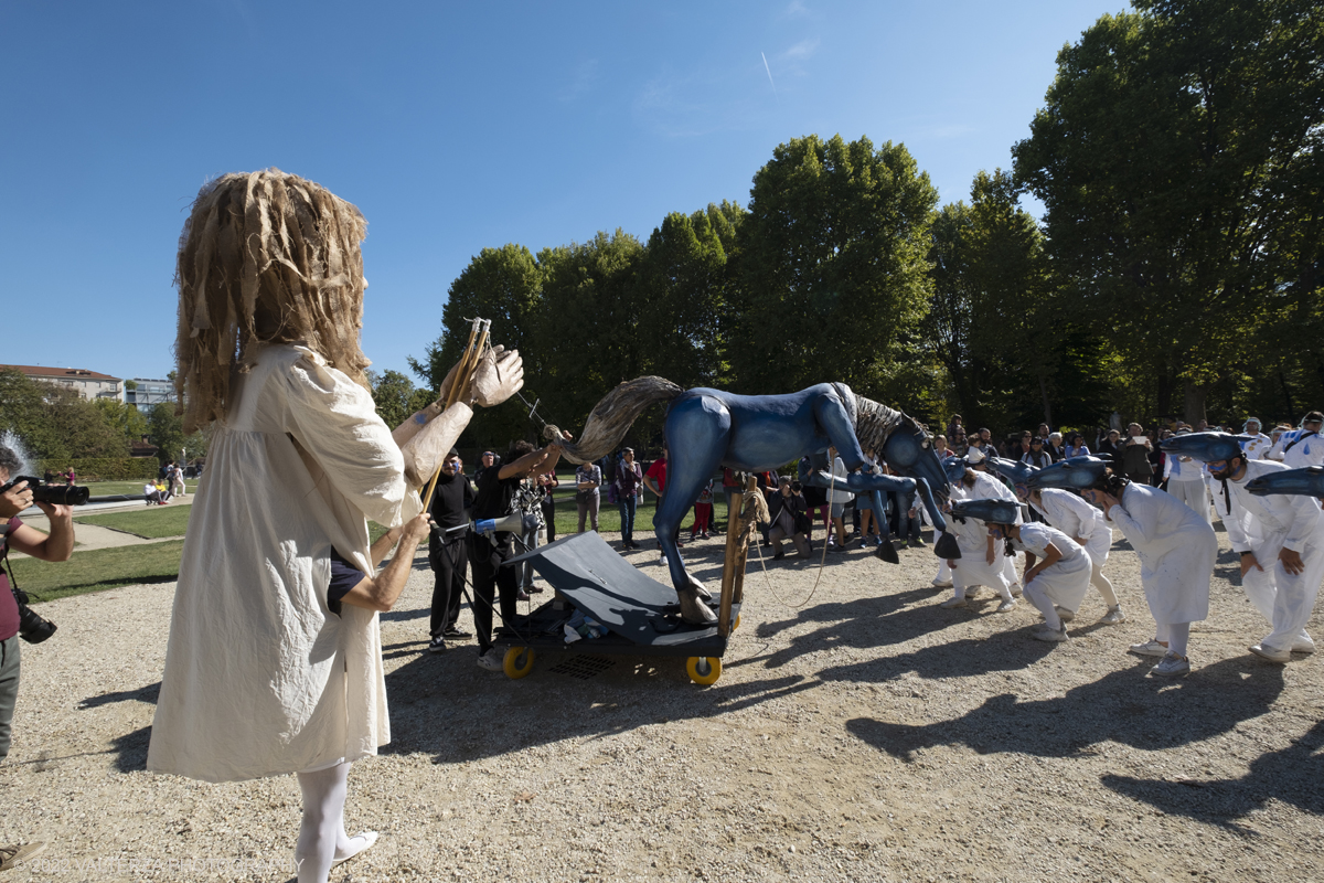 DSCF8234.jpg - 02/10/2022. Torino. Una grande inaugurazione della 29Â° edizione di Incanti â€“ Rassegna Internazionale di Teatro di Figura un giocoso Saturnale animale, a partire dallâ€™immagine di Marco Cavallo, omaggio a Giuliano Scabia. Simbolo della libertÃ  e della chiusura dei manicomi, il progetto Marco Cavallo nacque nel manicomio di Trieste, nel 1973, sotto le direttive di Franco Basaglia. Nella foto un momento dell'evento svoltosi nei giardini reali e nella piazzetta reale