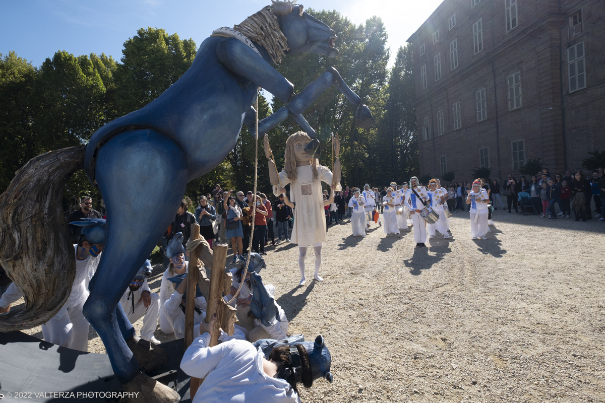 DSCF8278.jpg - 02/10/2022. Torino. Una grande inaugurazione della 29Â° edizione di Incanti â€“ Rassegna Internazionale di Teatro di Figura un giocoso Saturnale animale, a partire dallâ€™immagine di Marco Cavallo, omaggio a Giuliano Scabia. Simbolo della libertÃ  e della chiusura dei manicomi, il progetto Marco Cavallo nacque nel manicomio di Trieste, nel 1973, sotto le direttive di Franco Basaglia. Nella foto un momento dell'evento svoltosi nei giardini reali e nella piazzetta reale