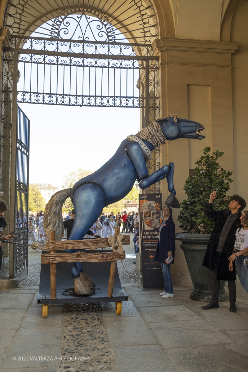 DSCF8346.jpg - 02/10/2022. Torino. Una grande inaugurazione della 29Â° edizione di Incanti â€“ Rassegna Internazionale di Teatro di Figura un giocoso Saturnale animale, a partire dallâ€™immagine di Marco Cavallo, omaggio a Giuliano Scabia. Simbolo della libertÃ  e della chiusura dei manicomi, il progetto Marco Cavallo nacque nel manicomio di Trieste, nel 1973, sotto le direttive di Franco Basaglia. Nella foto un momento dell'evento svoltosi nei giardini reali e nella piazzetta reale