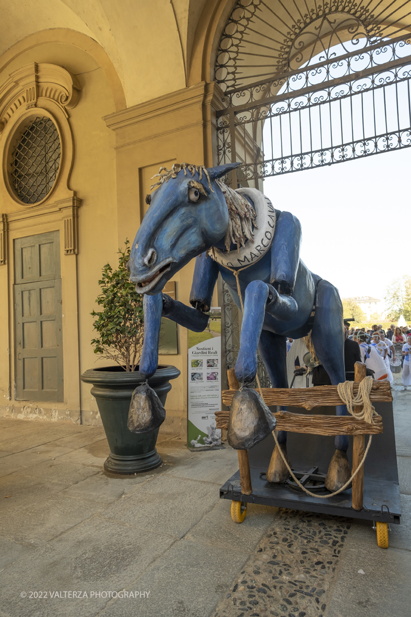 DSCF8382.jpg - 02/10/2022. Torino. Una grande inaugurazione della 29Â° edizione di Incanti â€“ Rassegna Internazionale di Teatro di Figura un giocoso Saturnale animale, a partire dallâ€™immagine di Marco Cavallo, omaggio a Giuliano Scabia. Simbolo della libertÃ  e della chiusura dei manicomi, il progetto Marco Cavallo nacque nel manicomio di Trieste, nel 1973, sotto le direttive di Franco Basaglia. Nella foto un momento dell'evento svoltosi nei giardini reali e nella piazzetta reale