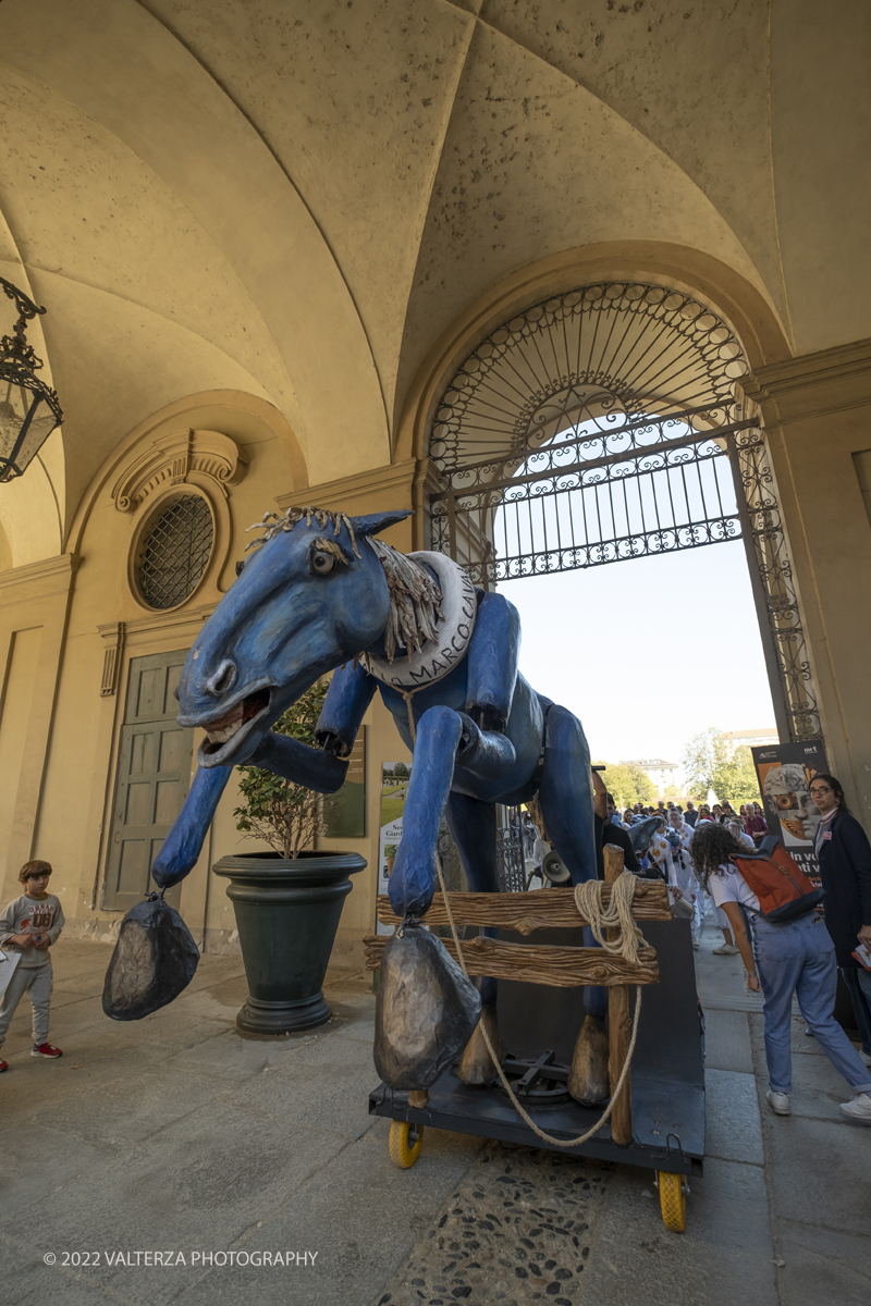 DSCF8402.jpg - 02/10/2022. Torino. Una grande inaugurazione della 29Â° edizione di Incanti â€“ Rassegna Internazionale di Teatro di Figura un giocoso Saturnale animale, a partire dallâ€™immagine di Marco Cavallo, omaggio a Giuliano Scabia. Simbolo della libertÃ  e della chiusura dei manicomi, il progetto Marco Cavallo nacque nel manicomio di Trieste, nel 1973, sotto le direttive di Franco Basaglia. Nella foto un momento dell'evento svoltosi nei giardini reali e nella piazzetta reale