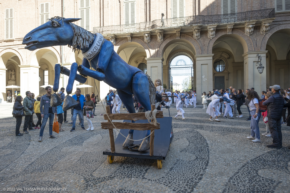 DSCF8471.jpg - 02/10/2022. Torino. Una grande inaugurazione della 29Â° edizione di Incanti â€“ Rassegna Internazionale di Teatro di Figura un giocoso Saturnale animale, a partire dallâ€™immagine di Marco Cavallo, omaggio a Giuliano Scabia. Simbolo della libertÃ  e della chiusura dei manicomi, il progetto Marco Cavallo nacque nel manicomio di Trieste, nel 1973, sotto le direttive di Franco Basaglia. Nella foto un momento dell'evento svoltosi nei giardini reali e nella piazzetta reale