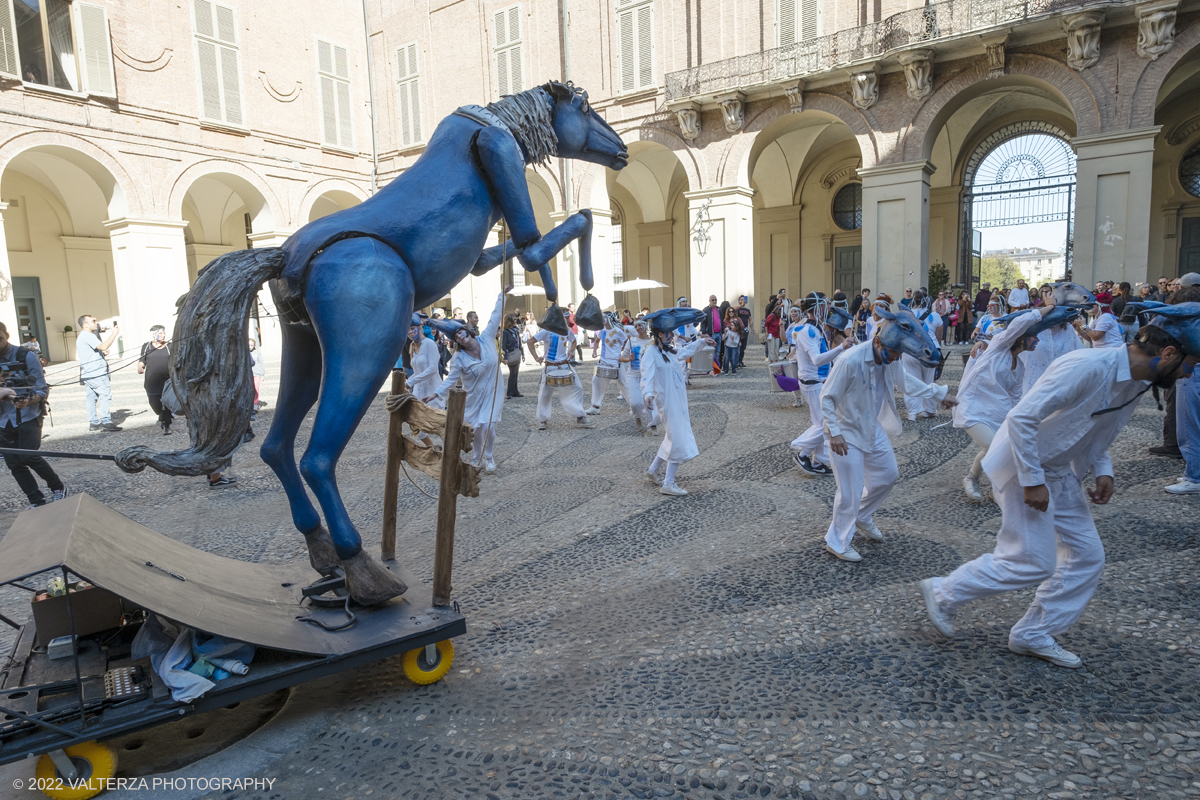 DSCF8494.jpg - 02/10/2022. Torino. Una grande inaugurazione della 29Â° edizione di Incanti â€“ Rassegna Internazionale di Teatro di Figura un giocoso Saturnale animale, a partire dallâ€™immagine di Marco Cavallo, omaggio a Giuliano Scabia. Simbolo della libertÃ  e della chiusura dei manicomi, il progetto Marco Cavallo nacque nel manicomio di Trieste, nel 1973, sotto le direttive di Franco Basaglia. Nella foto un momento dell'evento svoltosi nei giardini reali e nella piazzetta reale