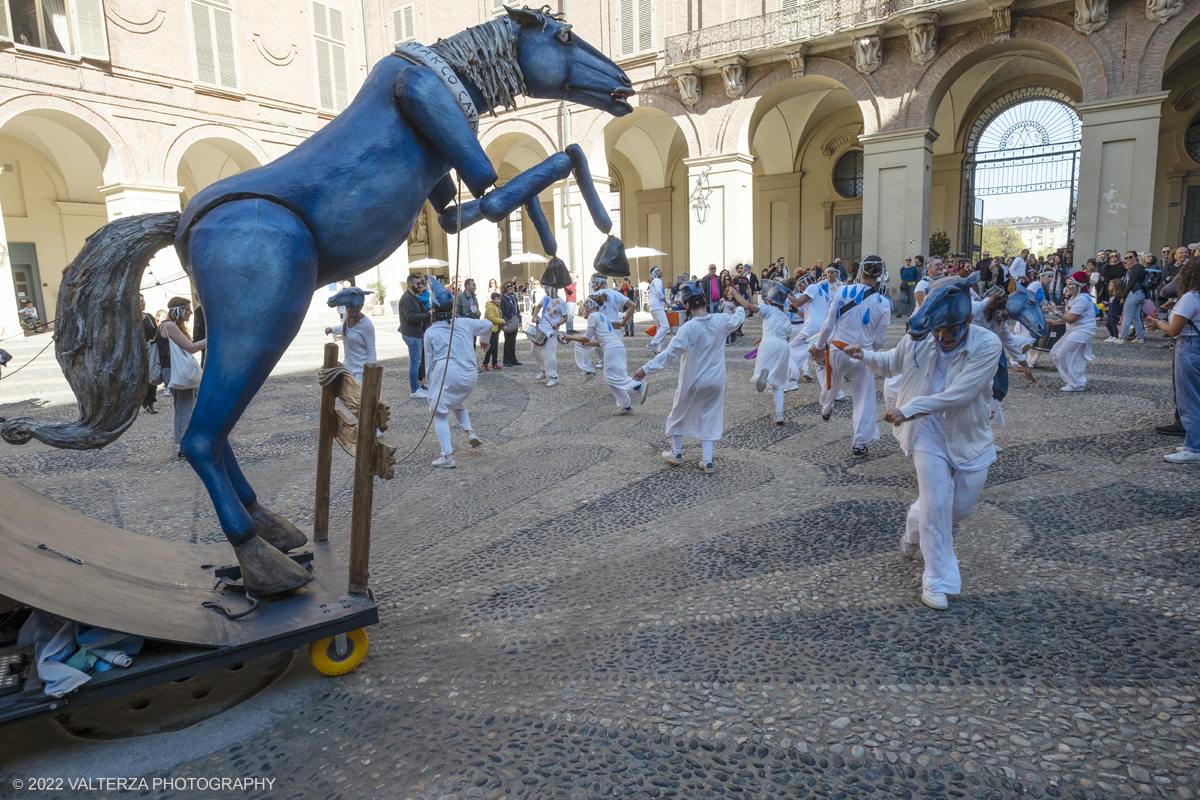 DSCF8499.jpg - 02/10/2022. Torino. Una grande inaugurazione della 29Â° edizione di Incanti â€“ Rassegna Internazionale di Teatro di Figura un giocoso Saturnale animale, a partire dallâ€™immagine di Marco Cavallo, omaggio a Giuliano Scabia. Simbolo della libertÃ  e della chiusura dei manicomi, il progetto Marco Cavallo nacque nel manicomio di Trieste, nel 1973, sotto le direttive di Franco Basaglia. Nella foto un momento dell'evento svoltosi nei giardini reali e nella piazzetta reale