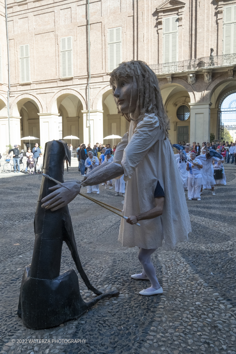 DSCF8520.jpg - 02/10/2022. Torino. Una grande inaugurazione della 29Â° edizione di Incanti â€“ Rassegna Internazionale di Teatro di Figura un giocoso Saturnale animale, a partire dallâ€™immagine di Marco Cavallo, omaggio a Giuliano Scabia. Simbolo della libertÃ  e della chiusura dei manicomi, il progetto Marco Cavallo nacque nel manicomio di Trieste, nel 1973, sotto le direttive di Franco Basaglia. Nella foto un momento dell'evento svoltosi nei giardini reali e nella piazzetta reale