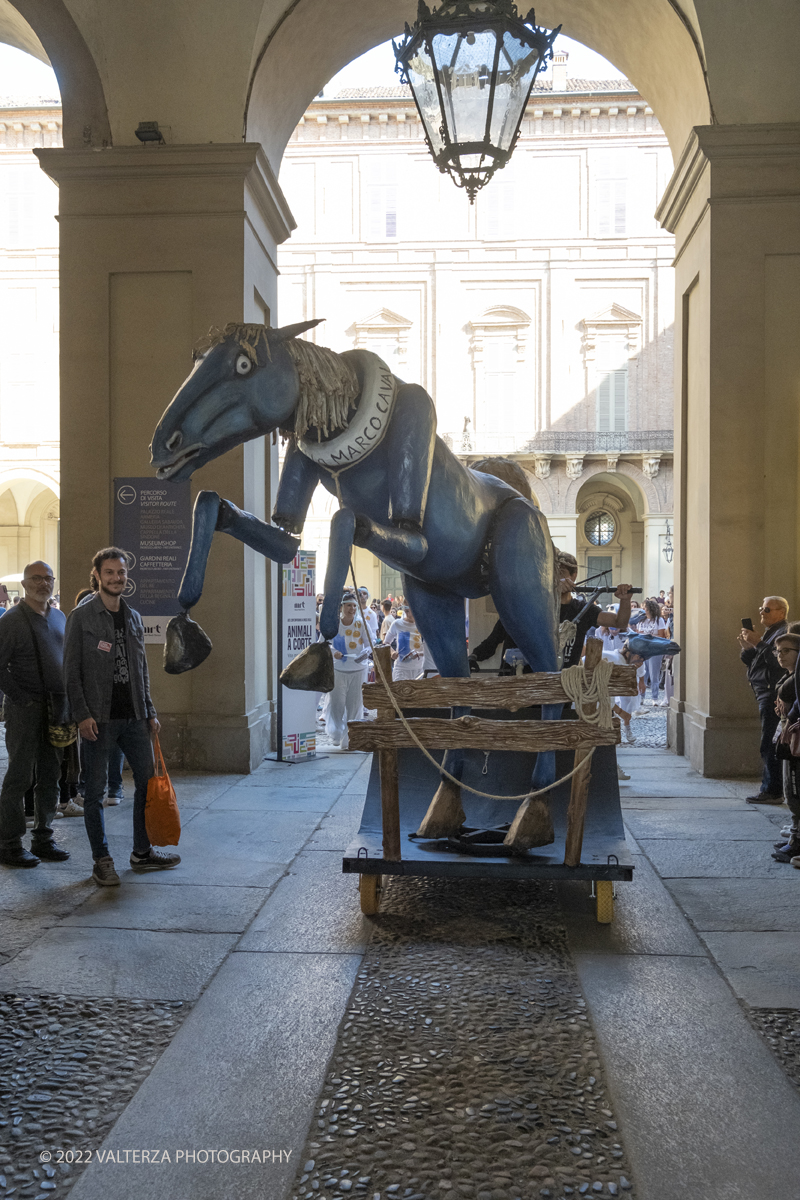 DSCF8569.jpg - 02/10/2022. Torino. Una grande inaugurazione della 29Â° edizione di Incanti â€“ Rassegna Internazionale di Teatro di Figura un giocoso Saturnale animale, a partire dallâ€™immagine di Marco Cavallo, omaggio a Giuliano Scabia. Simbolo della libertÃ  e della chiusura dei manicomi, il progetto Marco Cavallo nacque nel manicomio di Trieste, nel 1973, sotto le direttive di Franco Basaglia. Nella foto un momento dell'evento svoltosi nei giardini reali e nella piazzetta reale