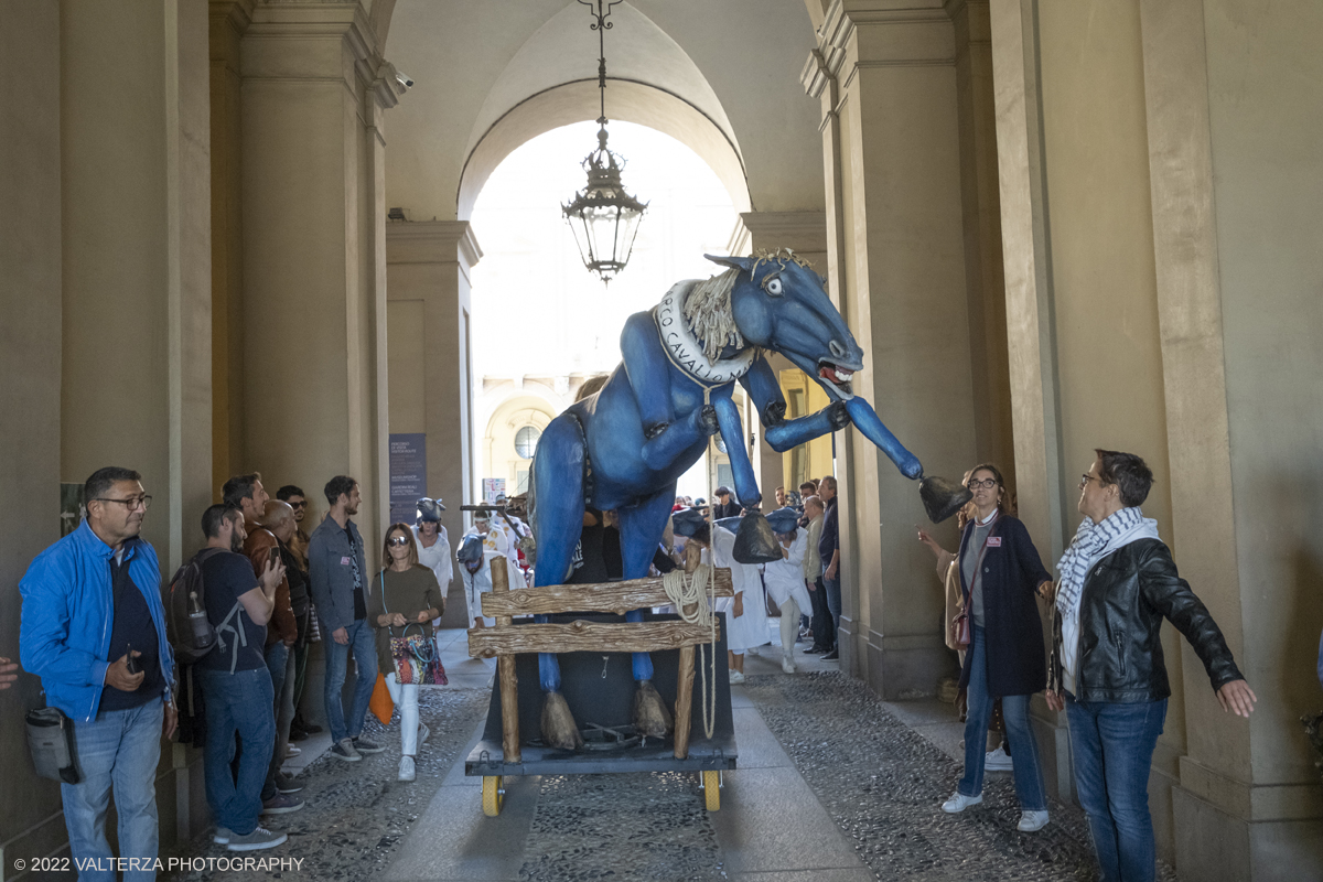 DSCF8583.jpg - 02/10/2022. Torino. Una grande inaugurazione della 29Â° edizione di Incanti â€“ Rassegna Internazionale di Teatro di Figura un giocoso Saturnale animale, a partire dallâ€™immagine di Marco Cavallo, omaggio a Giuliano Scabia. Simbolo della libertÃ  e della chiusura dei manicomi, il progetto Marco Cavallo nacque nel manicomio di Trieste, nel 1973, sotto le direttive di Franco Basaglia. Nella foto un momento dell'evento svoltosi nei giardini reali e nella piazzetta reale