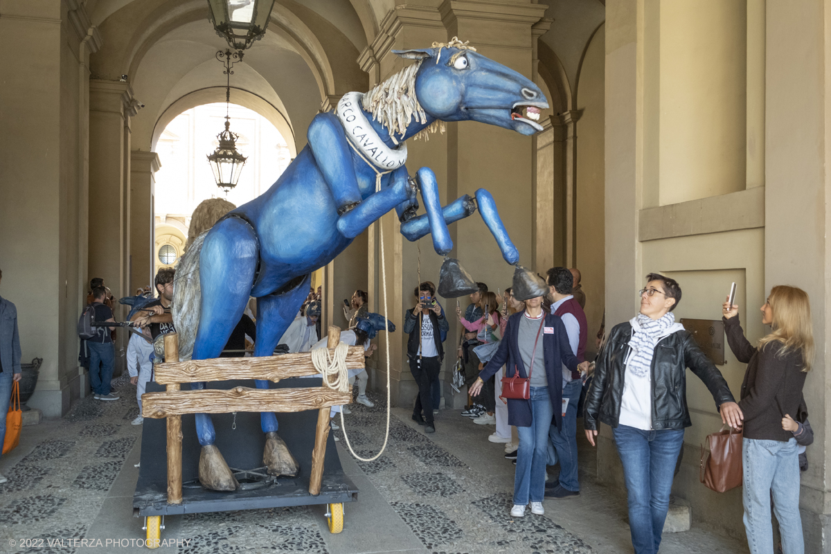 DSCF8619.jpg - 02/10/2022. Torino. Una grande inaugurazione della 29Â° edizione di Incanti â€“ Rassegna Internazionale di Teatro di Figura un giocoso Saturnale animale, a partire dallâ€™immagine di Marco Cavallo, omaggio a Giuliano Scabia. Simbolo della libertÃ  e della chiusura dei manicomi, il progetto Marco Cavallo nacque nel manicomio di Trieste, nel 1973, sotto le direttive di Franco Basaglia. Nella foto un momento dell'evento svoltosi nei giardini reali e nella piazzetta reale