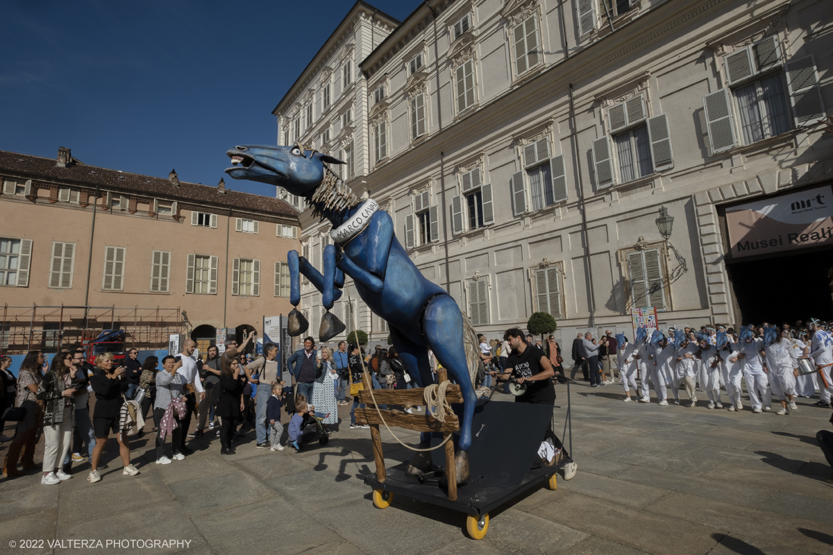 DSCF8681.jpg - 02/10/2022. Torino. Una grande inaugurazione della 29Â° edizione di Incanti â€“ Rassegna Internazionale di Teatro di Figura un giocoso Saturnale animale, a partire dallâ€™immagine di Marco Cavallo, omaggio a Giuliano Scabia. Simbolo della libertÃ  e della chiusura dei manicomi, il progetto Marco Cavallo nacque nel manicomio di Trieste, nel 1973, sotto le direttive di Franco Basaglia. Nella foto un momento dell'evento svoltosi nei giardini reali e nella piazzetta reale