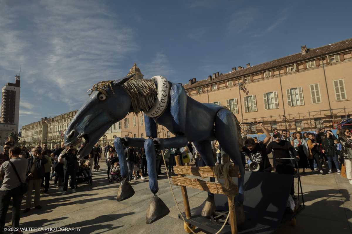 DSCF8725.jpg - 02/10/2022. Torino. Una grande inaugurazione della 29Â° edizione di Incanti â€“ Rassegna Internazionale di Teatro di Figura un giocoso Saturnale animale, a partire dallâ€™immagine di Marco Cavallo, omaggio a Giuliano Scabia. Simbolo della libertÃ  e della chiusura dei manicomi, il progetto Marco Cavallo nacque nel manicomio di Trieste, nel 1973, sotto le direttive di Franco Basaglia. Nella foto un momento dell'evento svoltosi nei giardini reali e nella piazzetta reale