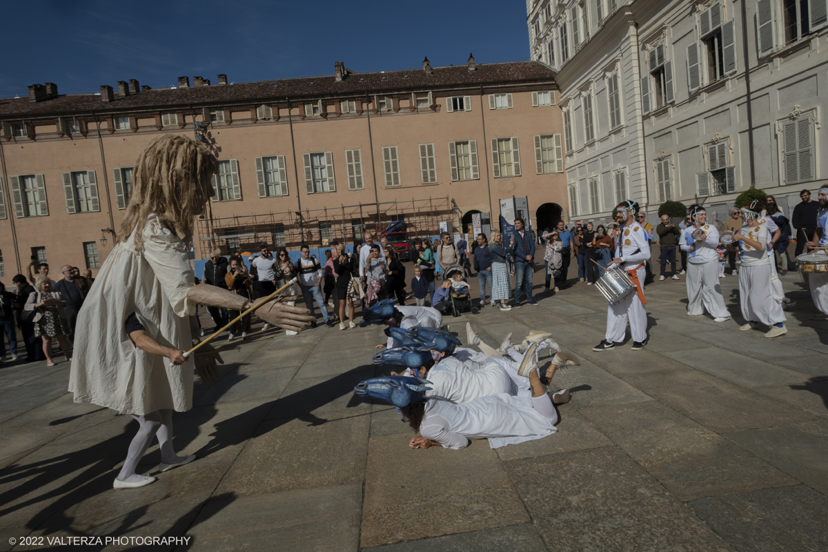 DSCF8747.jpg - 02/10/2022. Torino. Una grande inaugurazione della 29Â° edizione di Incanti â€“ Rassegna Internazionale di Teatro di Figura un giocoso Saturnale animale, a partire dallâ€™immagine di Marco Cavallo, omaggio a Giuliano Scabia. Simbolo della libertÃ  e della chiusura dei manicomi, il progetto Marco Cavallo nacque nel manicomio di Trieste, nel 1973, sotto le direttive di Franco Basaglia. Nella foto un momento dell'evento svoltosi nei giardini reali e nella piazzetta reale