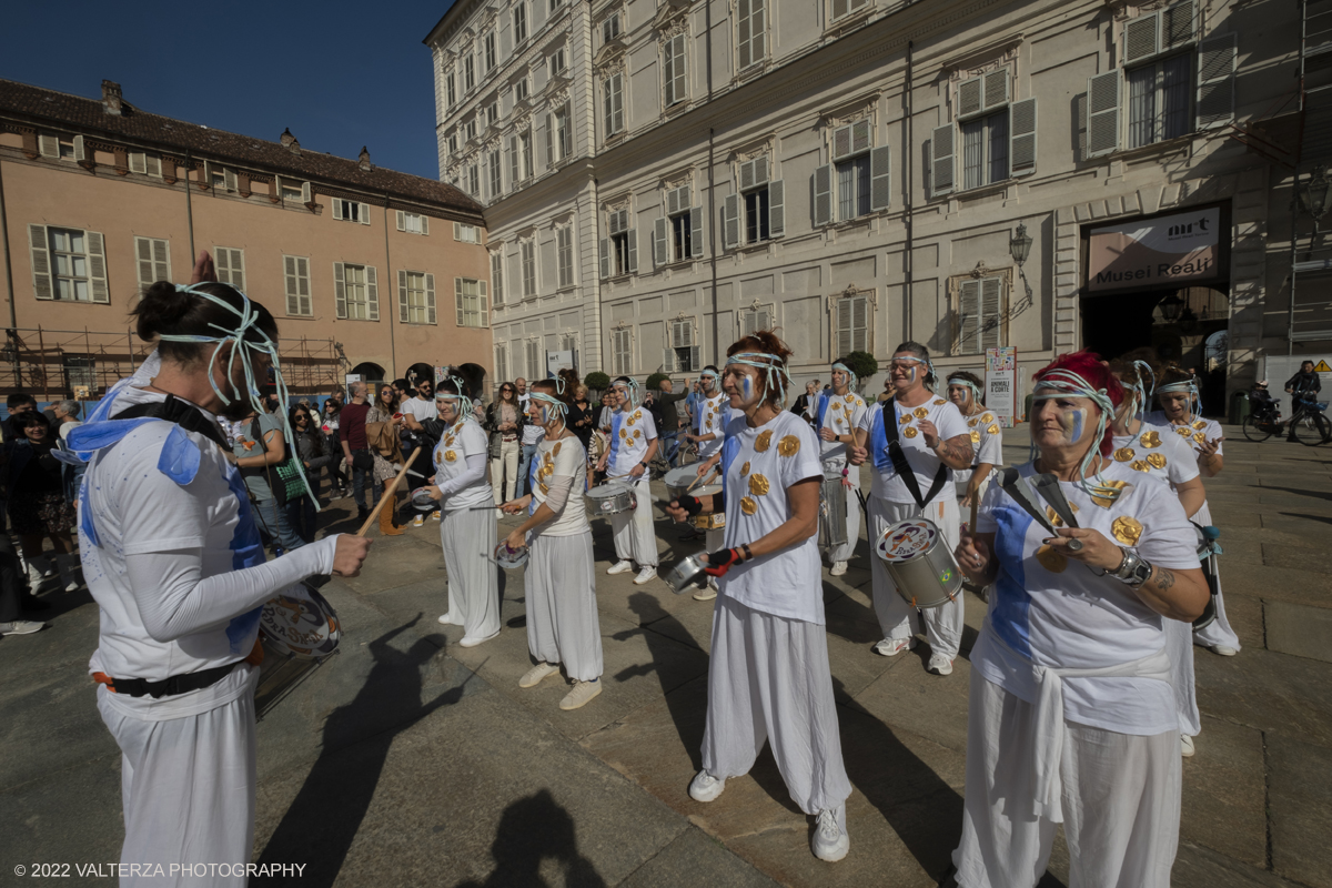 DSCF8829.jpg - 02/10/2022. Torino. Una grande inaugurazione della 29Â° edizione di Incanti â€“ Rassegna Internazionale di Teatro di Figura un giocoso Saturnale animale, a partire dallâ€™immagine di Marco Cavallo, omaggio a Giuliano Scabia. Simbolo della libertÃ  e della chiusura dei manicomi, il progetto Marco Cavallo nacque nel manicomio di Trieste, nel 1973, sotto le direttive di Franco Basaglia. Nella foto un momento dell'evento svoltosi nei giardini reali e nella piazzetta reale