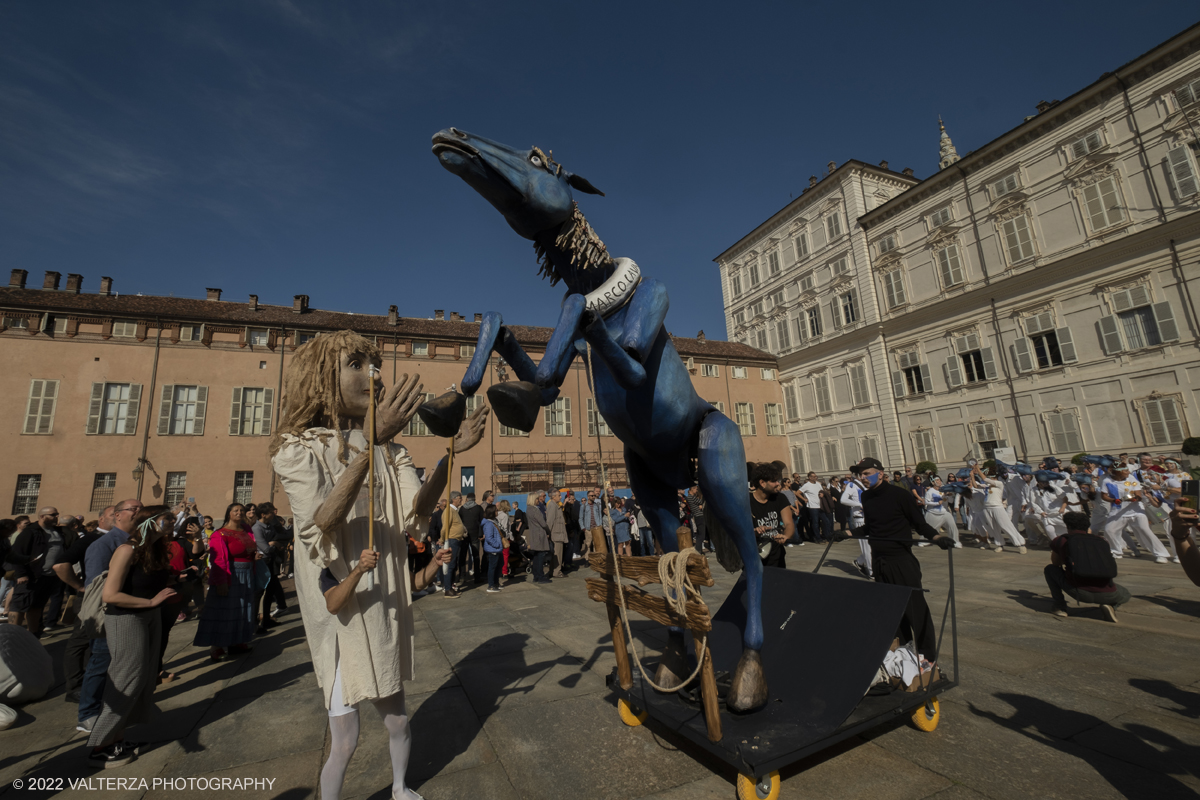 DSCF8927.jpg - 02/10/2022. Torino. Una grande inaugurazione della 29Â° edizione di Incanti â€“ Rassegna Internazionale di Teatro di Figura un giocoso Saturnale animale, a partire dallâ€™immagine di Marco Cavallo, omaggio a Giuliano Scabia. Simbolo della libertÃ  e della chiusura dei manicomi, il progetto Marco Cavallo nacque nel manicomio di Trieste, nel 1973, sotto le direttive di Franco Basaglia. Nella foto un momento dell'evento svoltosi nei giardini reali e nella piazzetta reale