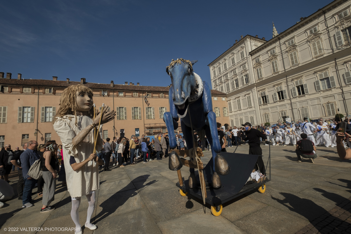 DSCF8942.jpg - 02/10/2022. Torino. Una grande inaugurazione della 29Â° edizione di Incanti â€“ Rassegna Internazionale di Teatro di Figura un giocoso Saturnale animale, a partire dallâ€™immagine di Marco Cavallo, omaggio a Giuliano Scabia. Simbolo della libertÃ  e della chiusura dei manicomi, il progetto Marco Cavallo nacque nel manicomio di Trieste, nel 1973, sotto le direttive di Franco Basaglia. Nella foto un momento dell'evento svoltosi nei giardini reali e nella piazzetta reale