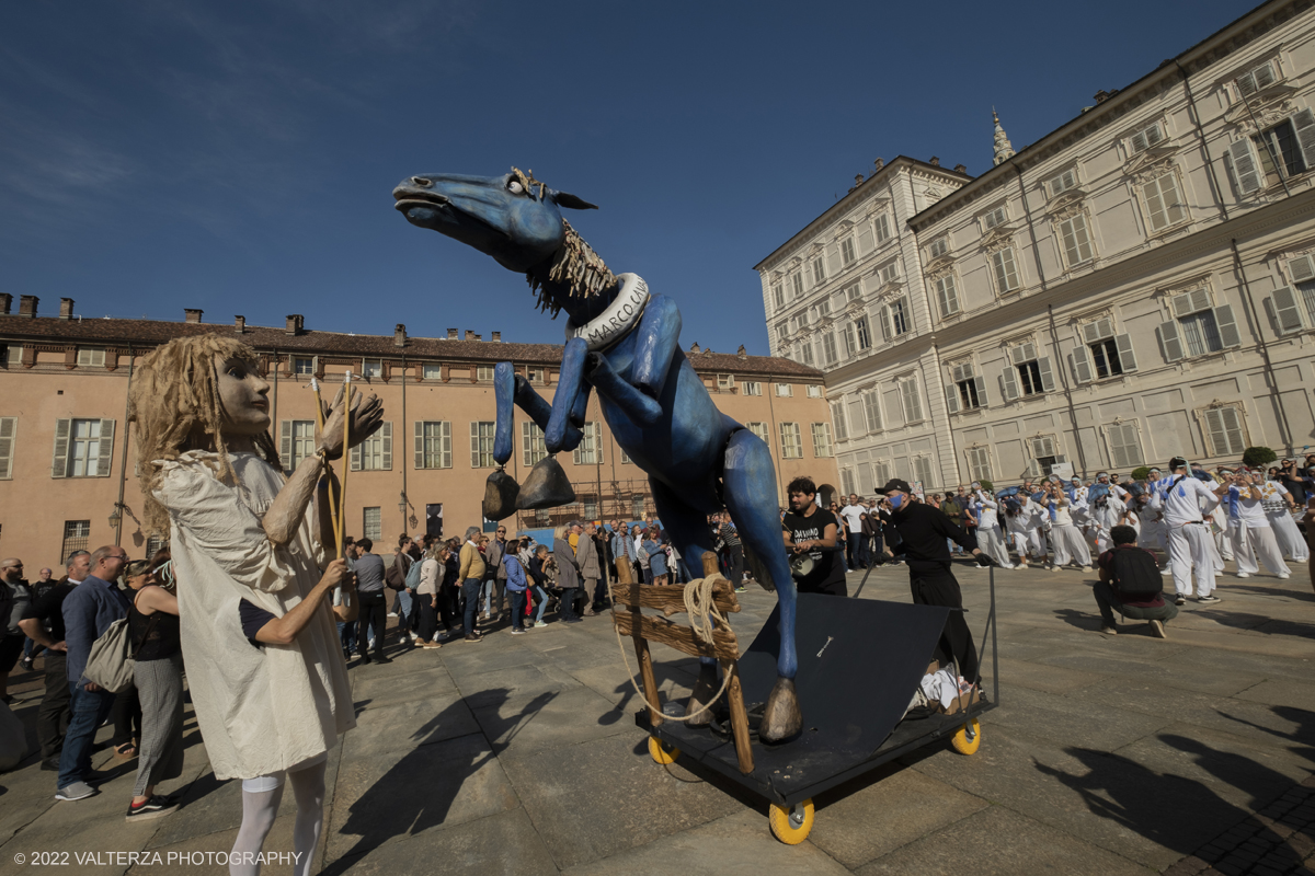 DSCF8948.jpg - 02/10/2022. Torino. Una grande inaugurazione della 29Â° edizione di Incanti â€“ Rassegna Internazionale di Teatro di Figura un giocoso Saturnale animale, a partire dallâ€™immagine di Marco Cavallo, omaggio a Giuliano Scabia. Simbolo della libertÃ  e della chiusura dei manicomi, il progetto Marco Cavallo nacque nel manicomio di Trieste, nel 1973, sotto le direttive di Franco Basaglia. Nella foto un momento dell'evento svoltosi nei giardini reali e nella piazzetta reale