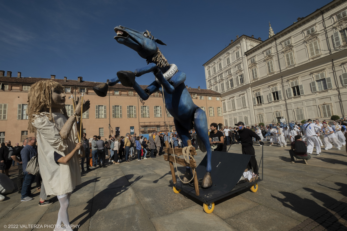 DSCF8951.jpg - 02/10/2022. Torino. Una grande inaugurazione della 29Â° edizione di Incanti â€“ Rassegna Internazionale di Teatro di Figura un giocoso Saturnale animale, a partire dallâ€™immagine di Marco Cavallo, omaggio a Giuliano Scabia. Simbolo della libertÃ  e della chiusura dei manicomi, il progetto Marco Cavallo nacque nel manicomio di Trieste, nel 1973, sotto le direttive di Franco Basaglia. Nella foto un momento dell'evento svoltosi nei giardini reali e nella piazzetta reale