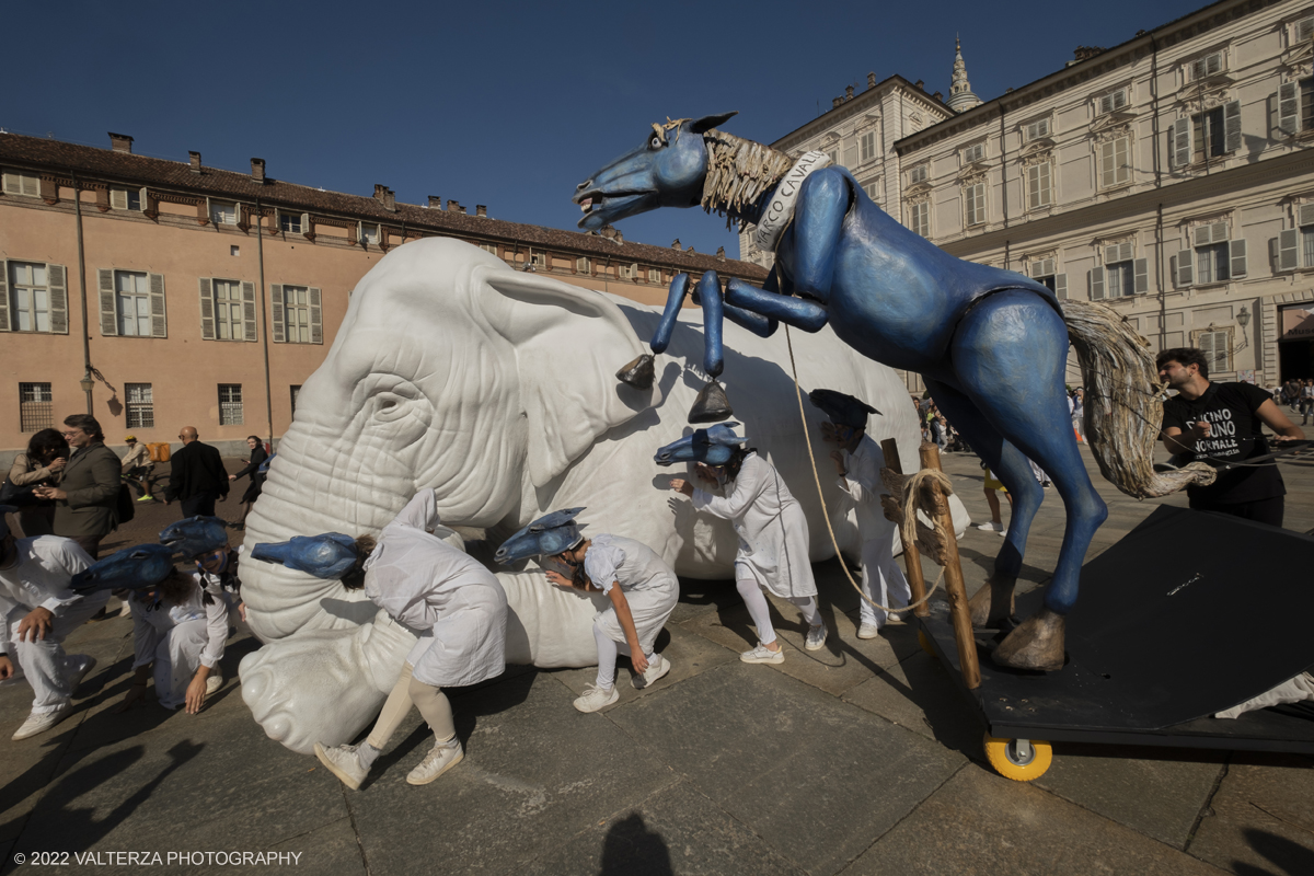 DSCF9052.jpg - 02/10/2022. Torino. Una grande inaugurazione della 29Â° edizione di Incanti â€“ Rassegna Internazionale di Teatro di Figura un giocoso Saturnale animale, a partire dallâ€™immagine di Marco Cavallo, omaggio a Giuliano Scabia. Simbolo della libertÃ  e della chiusura dei manicomi, il progetto Marco Cavallo nacque nel manicomio di Trieste, nel 1973, sotto le direttive di Franco Basaglia. Nella foto un momento dell'evento svoltosi nei giardini reali e nella piazzetta reale