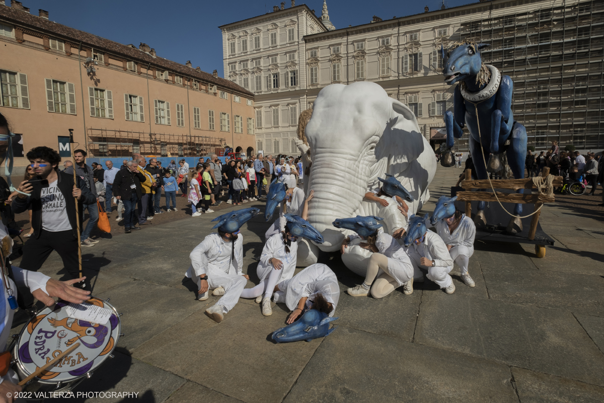 DSCF9103.jpg - 02/10/2022. Torino. Una grande inaugurazione della 29Â° edizione di Incanti â€“ Rassegna Internazionale di Teatro di Figura un giocoso Saturnale animale, a partire dallâ€™immagine di Marco Cavallo, omaggio a Giuliano Scabia. Simbolo della libertÃ  e della chiusura dei manicomi, il progetto Marco Cavallo nacque nel manicomio di Trieste, nel 1973, sotto le direttive di Franco Basaglia. Nella foto un momento dell'evento svoltosi nei giardini reali e nella piazzetta reale