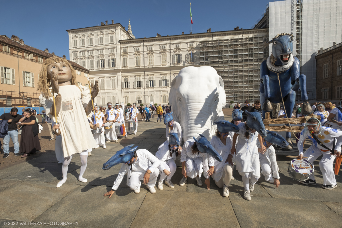 DSCF9206.jpg - 02/10/2022. Torino. Una grande inaugurazione della 29Â° edizione di Incanti â€“ Rassegna Internazionale di Teatro di Figura un giocoso Saturnale animale, a partire dallâ€™immagine di Marco Cavallo, omaggio a Giuliano Scabia. Simbolo della libertÃ  e della chiusura dei manicomi, il progetto Marco Cavallo nacque nel manicomio di Trieste, nel 1973, sotto le direttive di Franco Basaglia. Nella foto un momento dell'evento svoltosi nei giardini reali e nella piazzetta reale