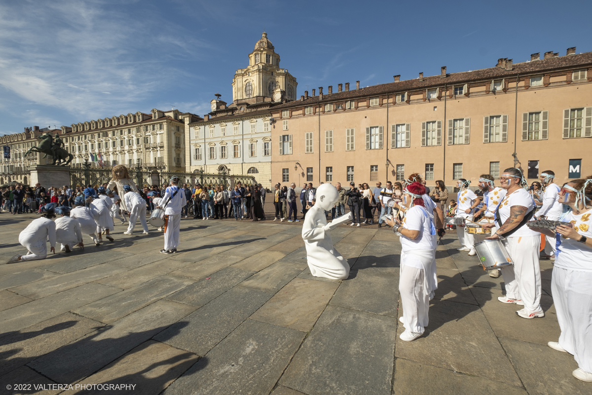 DSCF9315.jpg - 02/10/2022. Torino. Una grande inaugurazione della 29Â° edizione di Incanti â€“ Rassegna Internazionale di Teatro di Figura un giocoso Saturnale animale, a partire dallâ€™immagine di Marco Cavallo, omaggio a Giuliano Scabia. Simbolo della libertÃ  e della chiusura dei manicomi, il progetto Marco Cavallo nacque nel manicomio di Trieste, nel 1973, sotto le direttive di Franco Basaglia. Nella foto un momento dell'evento svoltosi nei giardini reali e nella piazzetta reale