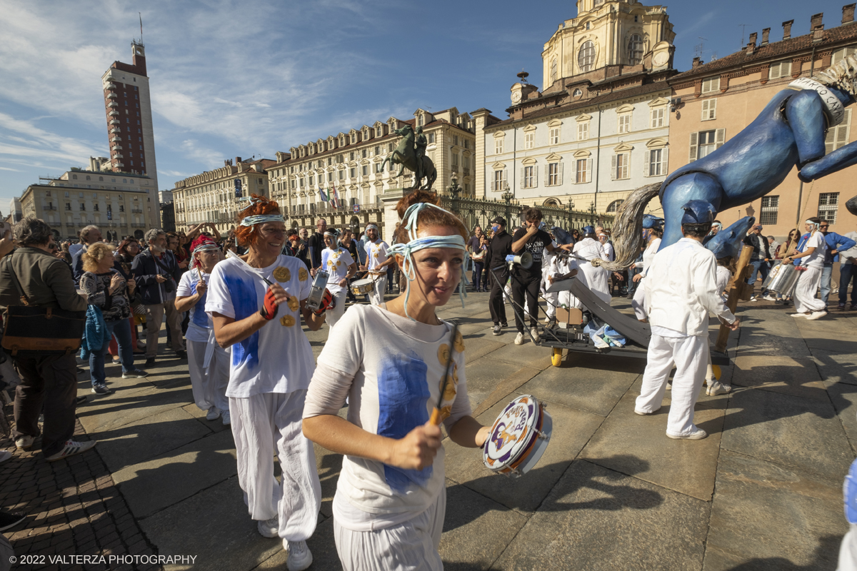 DSCF9365.jpg - 02/10/2022. Torino. Una grande inaugurazione della 29Â° edizione di Incanti â€“ Rassegna Internazionale di Teatro di Figura un giocoso Saturnale animale, a partire dallâ€™immagine di Marco Cavallo, omaggio a Giuliano Scabia. Simbolo della libertÃ  e della chiusura dei manicomi, il progetto Marco Cavallo nacque nel manicomio di Trieste, nel 1973, sotto le direttive di Franco Basaglia. Nella foto un momento dell'evento svoltosi nei giardini reali e nella piazzetta reale