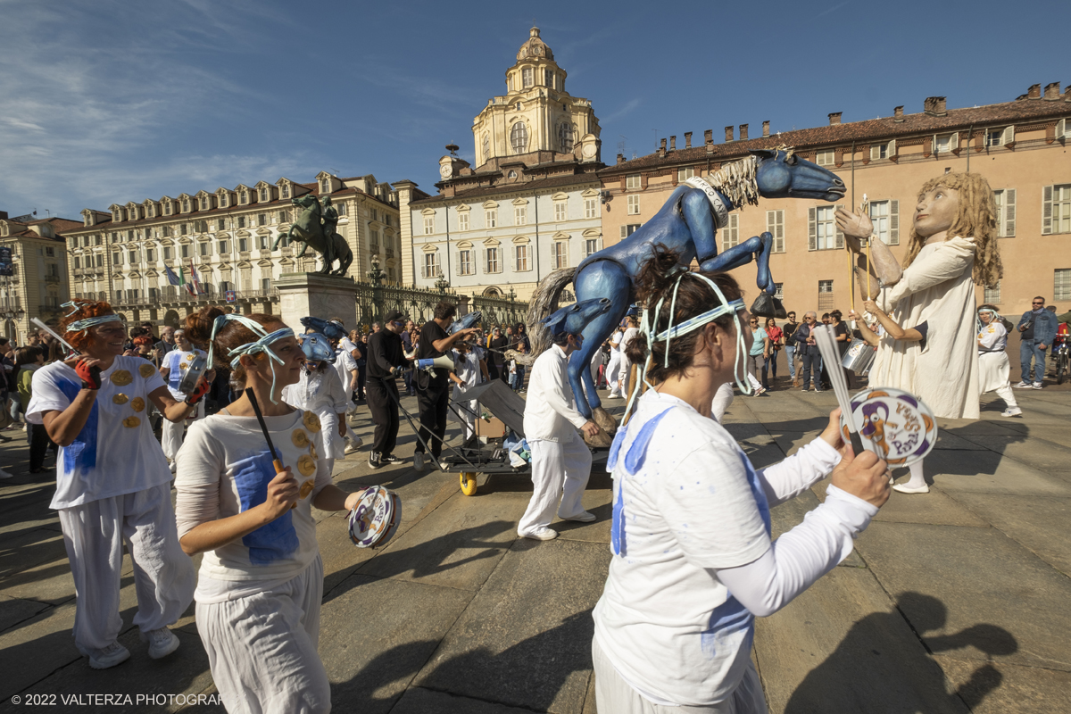 DSCF9459.jpg - 02/10/2022. Torino. Una grande inaugurazione della 29Â° edizione di Incanti â€“ Rassegna Internazionale di Teatro di Figura un giocoso Saturnale animale, a partire dallâ€™immagine di Marco Cavallo, omaggio a Giuliano Scabia. Simbolo della libertÃ  e della chiusura dei manicomi, il progetto Marco Cavallo nacque nel manicomio di Trieste, nel 1973, sotto le direttive di Franco Basaglia. Nella foto un momento dell'evento svoltosi nei giardini reali e nella piazzetta reale