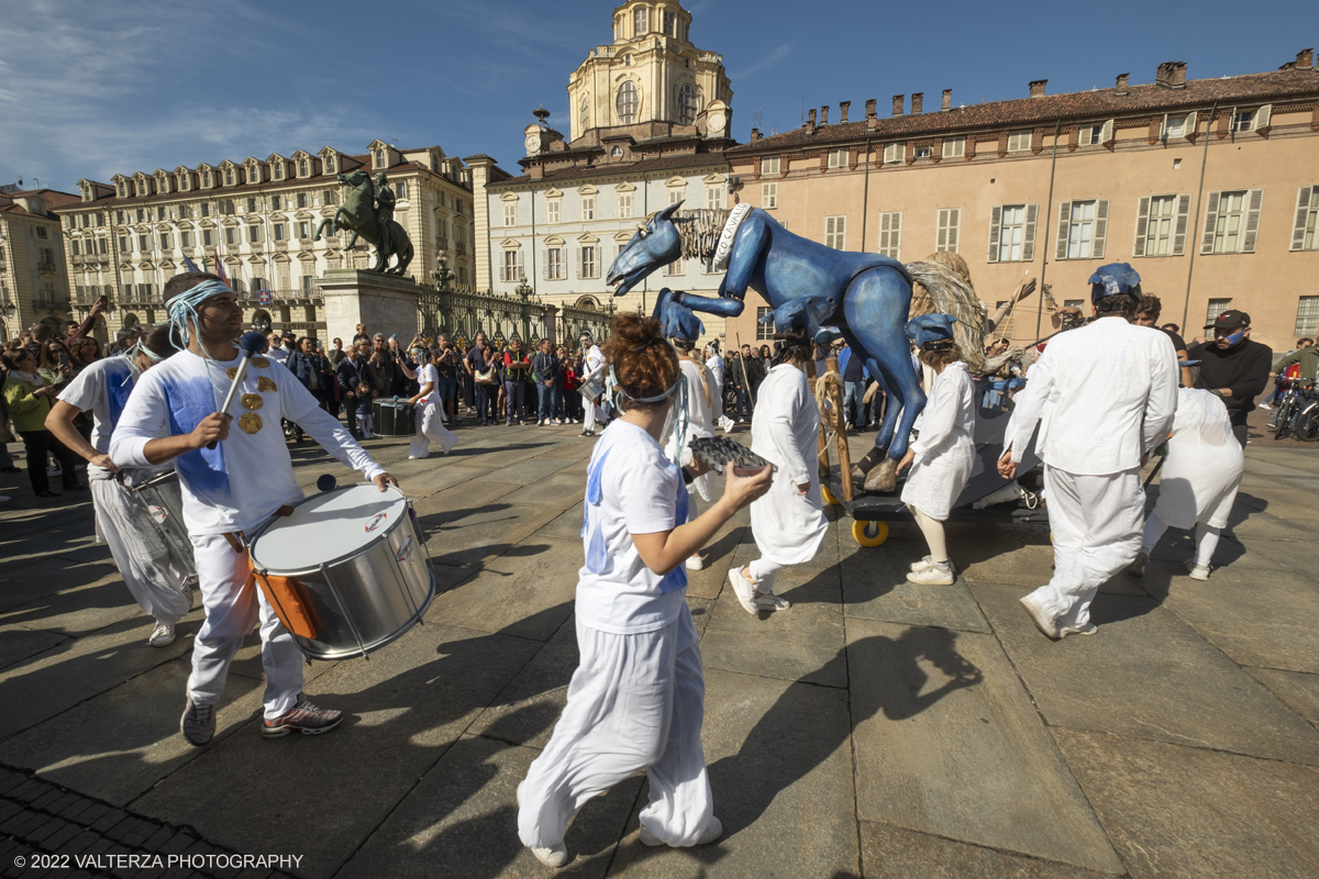 DSCF9497.jpg - 02/10/2022. Torino. Una grande inaugurazione della 29Â° edizione di Incanti â€“ Rassegna Internazionale di Teatro di Figura un giocoso Saturnale animale, a partire dallâ€™immagine di Marco Cavallo, omaggio a Giuliano Scabia. Simbolo della libertÃ  e della chiusura dei manicomi, il progetto Marco Cavallo nacque nel manicomio di Trieste, nel 1973, sotto le direttive di Franco Basaglia. Nella foto un momento dell'evento svoltosi nei giardini reali e nella piazzetta reale