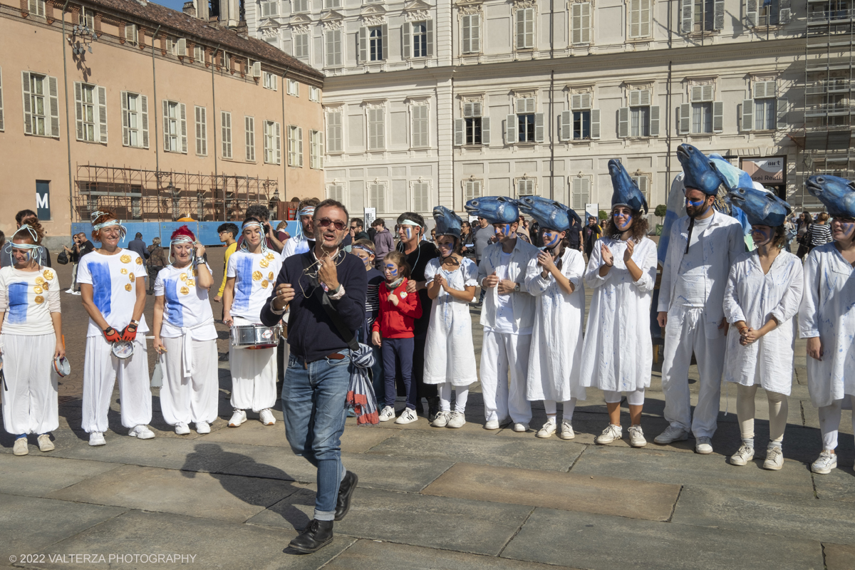 DSCF9548.jpg - 02/10/2022. Torino. Una grande inaugurazione della 29Â° edizione di Incanti â€“ Rassegna Internazionale di Teatro di Figura un giocoso Saturnale animale, a partire dallâ€™immagine di Marco Cavallo, omaggio a Giuliano Scabia. Simbolo della libertÃ  e della chiusura dei manicomi, il progetto Marco Cavallo nacque nel manicomio di Trieste, nel 1973, sotto le direttive di Franco Basaglia. Nella foto  Alberto Jona di Festival incanti ringrazia gli spettatori.