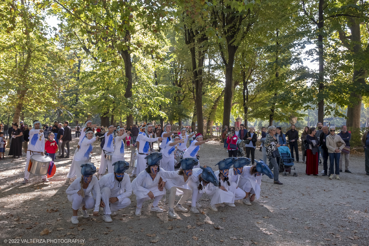 _DSF7688.jpg - 02/10/2022. Torino. Una grande inaugurazione della 29Â° edizione di Incanti â€“ Rassegna Internazionale di Teatro di Figura un giocoso Saturnale animale, a partire dallâ€™immagine di Marco Cavallo, omaggio a Giuliano Scabia. Simbolo della libertÃ  e della chiusura dei manicomi, il progetto Marco Cavallo nacque nel manicomio di Trieste, nel 1973, sotto le direttive di Franco Basaglia. Nella foto un momento dell'evento svoltosi nei giardini reali e nella piazzetta reale