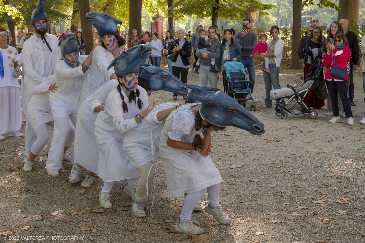 _DSF7724.jpg - 02/10/2022. Torino. Una grande inaugurazione della 29Â° edizione di Incanti â€“ Rassegna Internazionale di Teatro di Figura un giocoso Saturnale animale, a partire dallâ€™immagine di Marco Cavallo, omaggio a Giuliano Scabia. Simbolo della libertÃ  e della chiusura dei manicomi, il progetto Marco Cavallo nacque nel manicomio di Trieste, nel 1973, sotto le direttive di Franco Basaglia. Nella foto un momento dell'evento svoltosi nei giardini reali e nella piazzetta reale