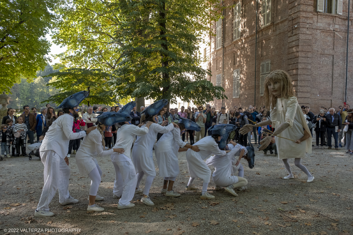 _DSF7769.jpg - 02/10/2022. Torino. Una grande inaugurazione della 29Â° edizione di Incanti â€“ Rassegna Internazionale di Teatro di Figura un giocoso Saturnale animale, a partire dallâ€™immagine di Marco Cavallo, omaggio a Giuliano Scabia. Simbolo della libertÃ  e della chiusura dei manicomi, il progetto Marco Cavallo nacque nel manicomio di Trieste, nel 1973, sotto le direttive di Franco Basaglia. Nella foto un momento dell'evento svoltosi nei giardini reali e nella piazzetta reale