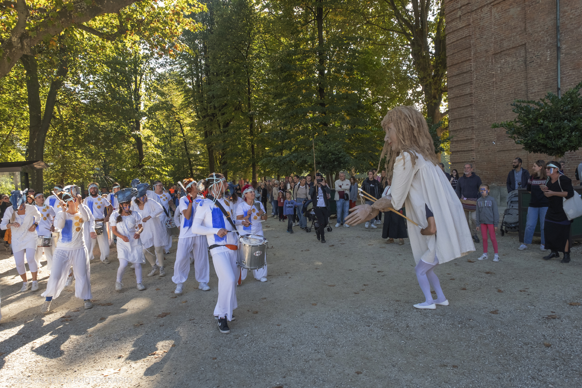 _DSF7907-3.jpg - 02/10/2022. Torino. Una grande inaugurazione della 29Â° edizione di Incanti â€“ Rassegna Internazionale di Teatro di Figura un giocoso Saturnale animale, a partire dallâ€™immagine di Marco Cavallo, omaggio a Giuliano Scabia. Simbolo della libertÃ  e della chiusura dei manicomi, il progetto Marco Cavallo nacque nel manicomio di Trieste, nel 1973, sotto le direttive di Franco Basaglia. Nella foto un momento dell'evento svoltosi nei giardini reali e nella piazzetta reale